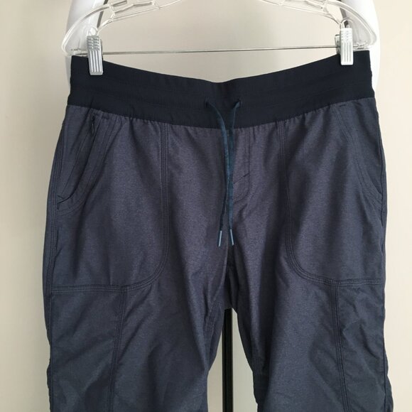 THE NORTH FACE Blue Drawstring Adjustable Side Length Cropped Activewear Pant - Picture 4 of 10